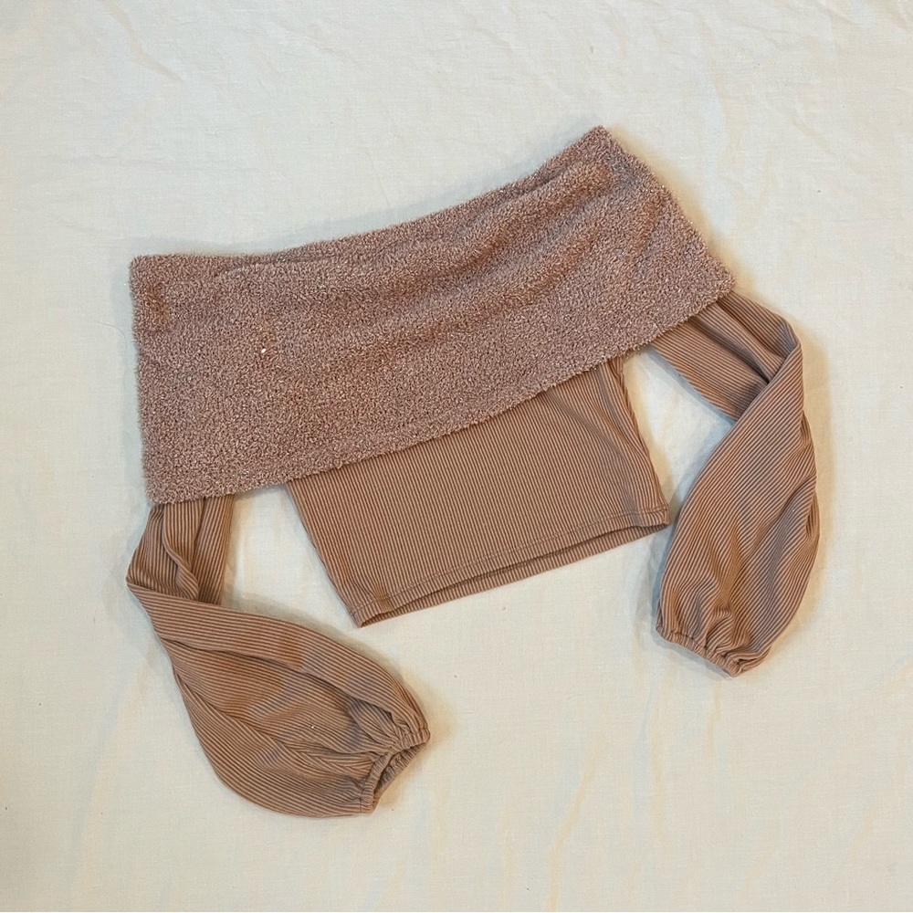 Bijou apperal y2k fuzzy long sleeve crop top